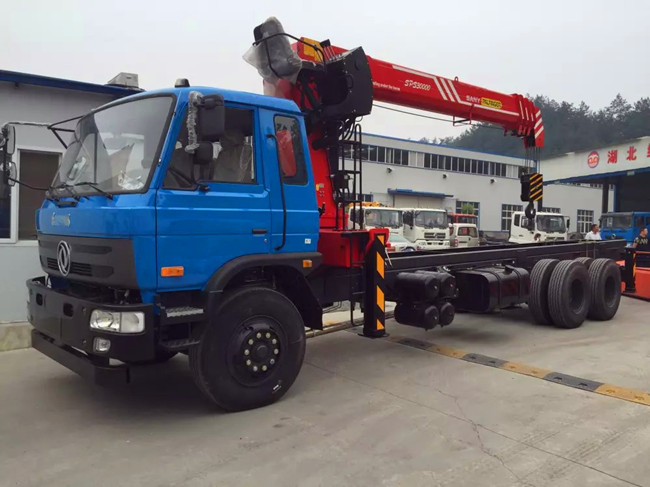 東風(fēng)153后八輪（可裝6.3~12噸吊機）