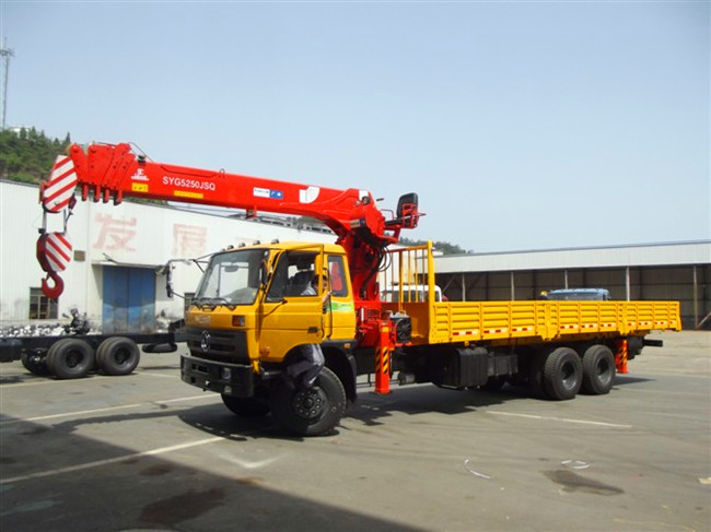 東風(fēng)153后八輪（可裝6.3~12噸吊機）