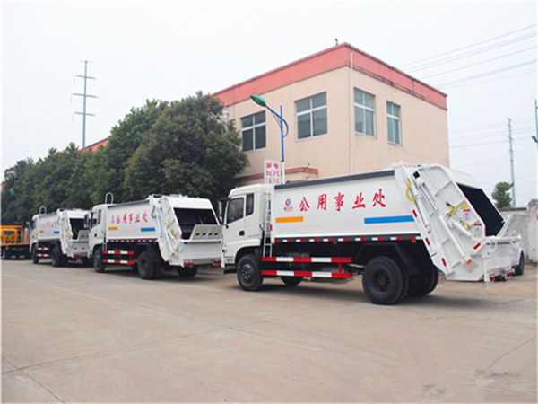 國(guó)五東風(fēng)D913或153壓縮式垃圾車