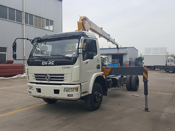 東風(fēng)廂長(zhǎng)4.35隨車吊