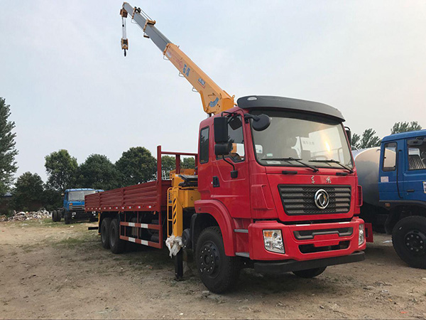 東風(fēng)前四后四輪8.5米隨車吊 東風(fēng)前四后四輪8.5米隨車吊