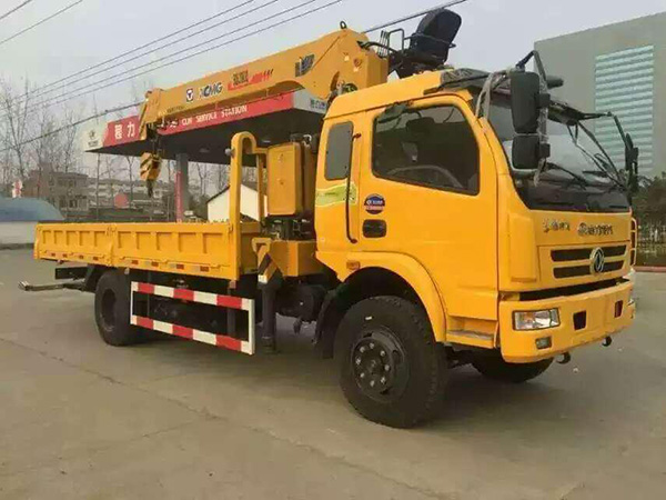 東風(fēng)廂長(zhǎng)5.1米隨車(chē)吊 東風(fēng)廂長(zhǎng)5.1米隨車(chē)吊