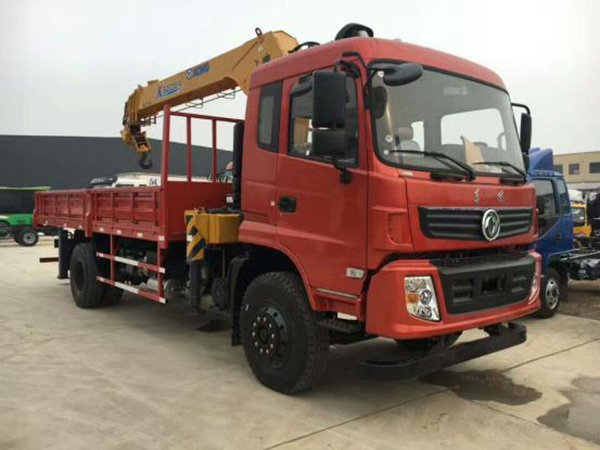 東風(fēng)廂長(zhǎng)6.1米隨車吊 東風(fēng)廂長(zhǎng)6.1米隨車吊