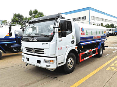 高端品質(zhì)-東風多利卡8噸灑水車持續(xù)交付河北用戶