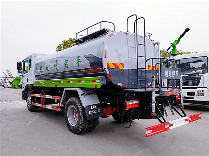 定制版東風D9國五高配置灑水車完工發(fā)往廣州