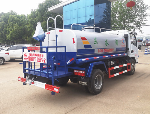 東風(fēng)多利卡D6灑水車(chē)