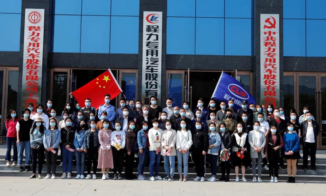 充滿(mǎn)鼓舞和澎湃力量的歌聲中，圓滿(mǎn)完成了宣誓儀式活動(dòng)