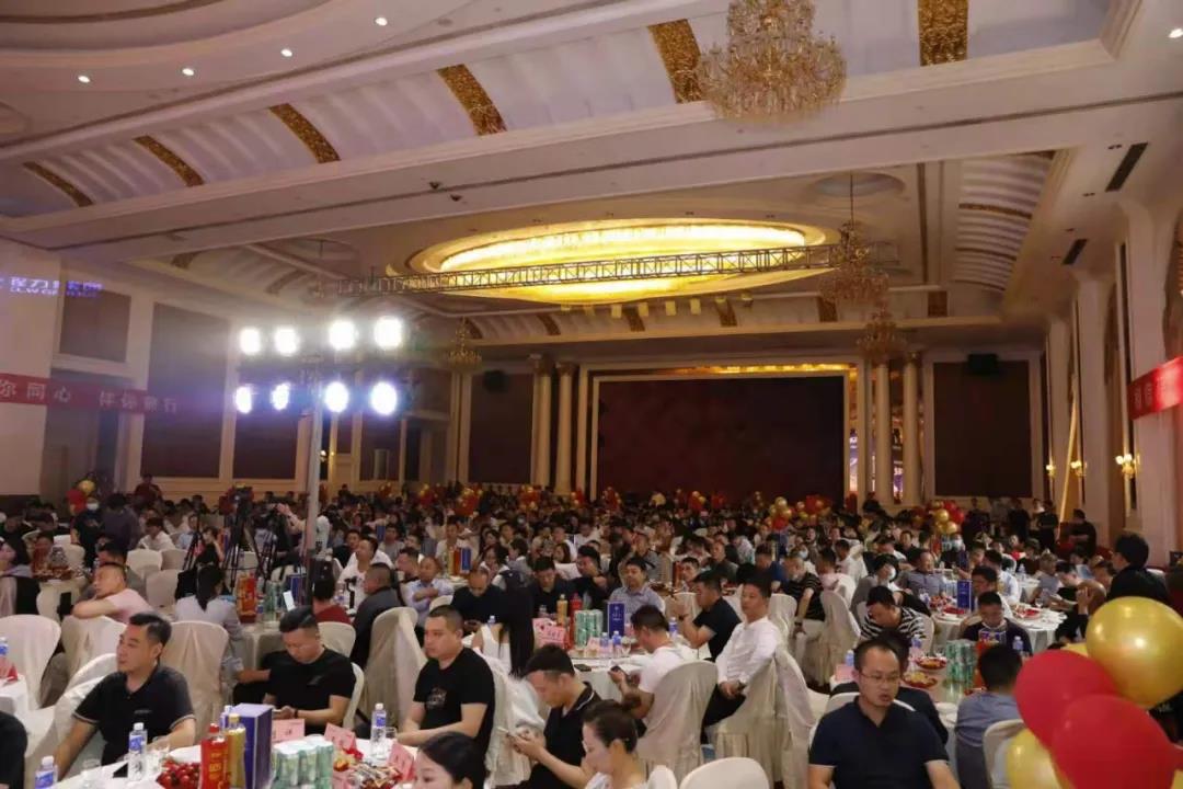 社會(huì)各界嘉賓與銷售經(jīng)理、新聞媒體及網(wǎng)紅代表600余人，盛況空前引人注目