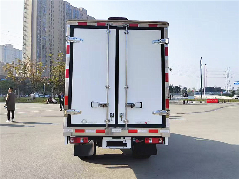 長安跨越X1后雙輪冷藏車